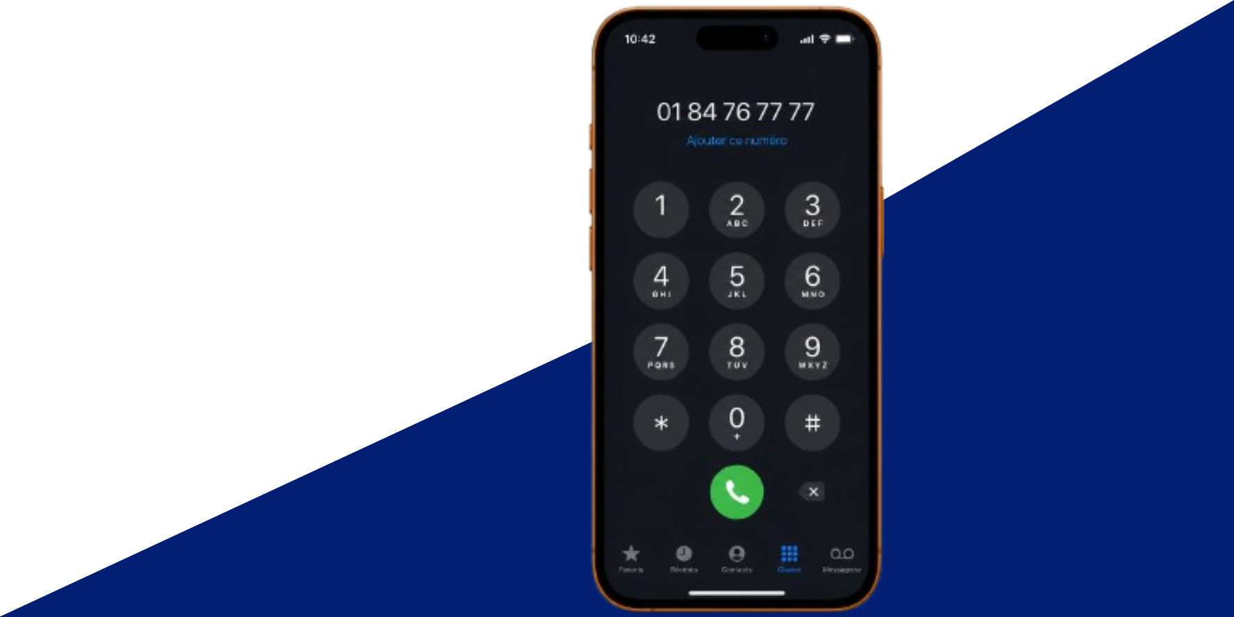 Professionnelle utilisant un smartphone dans un environnement de bureau moderne pour illustrer une solution de téléphonie mobile d'entreprise.